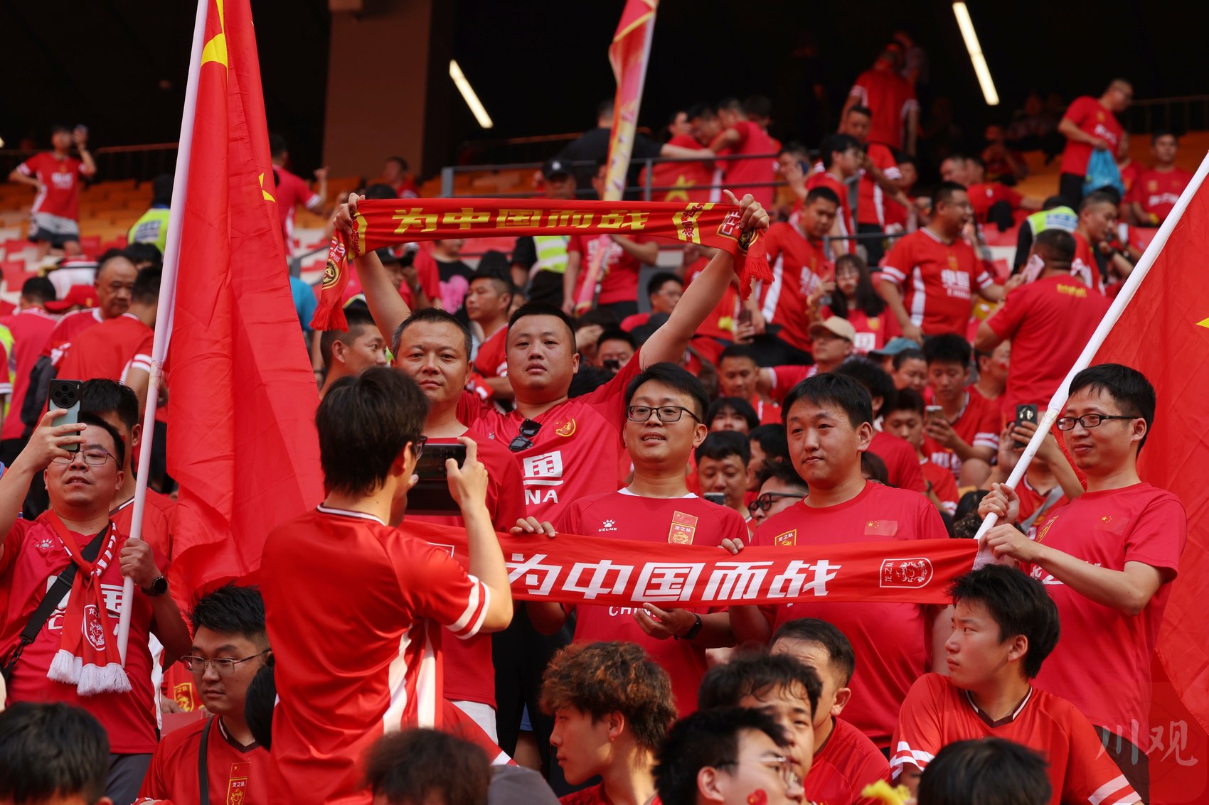 瞩目盛事！球员们在足球场上奋勇拼搏的简单介绍
