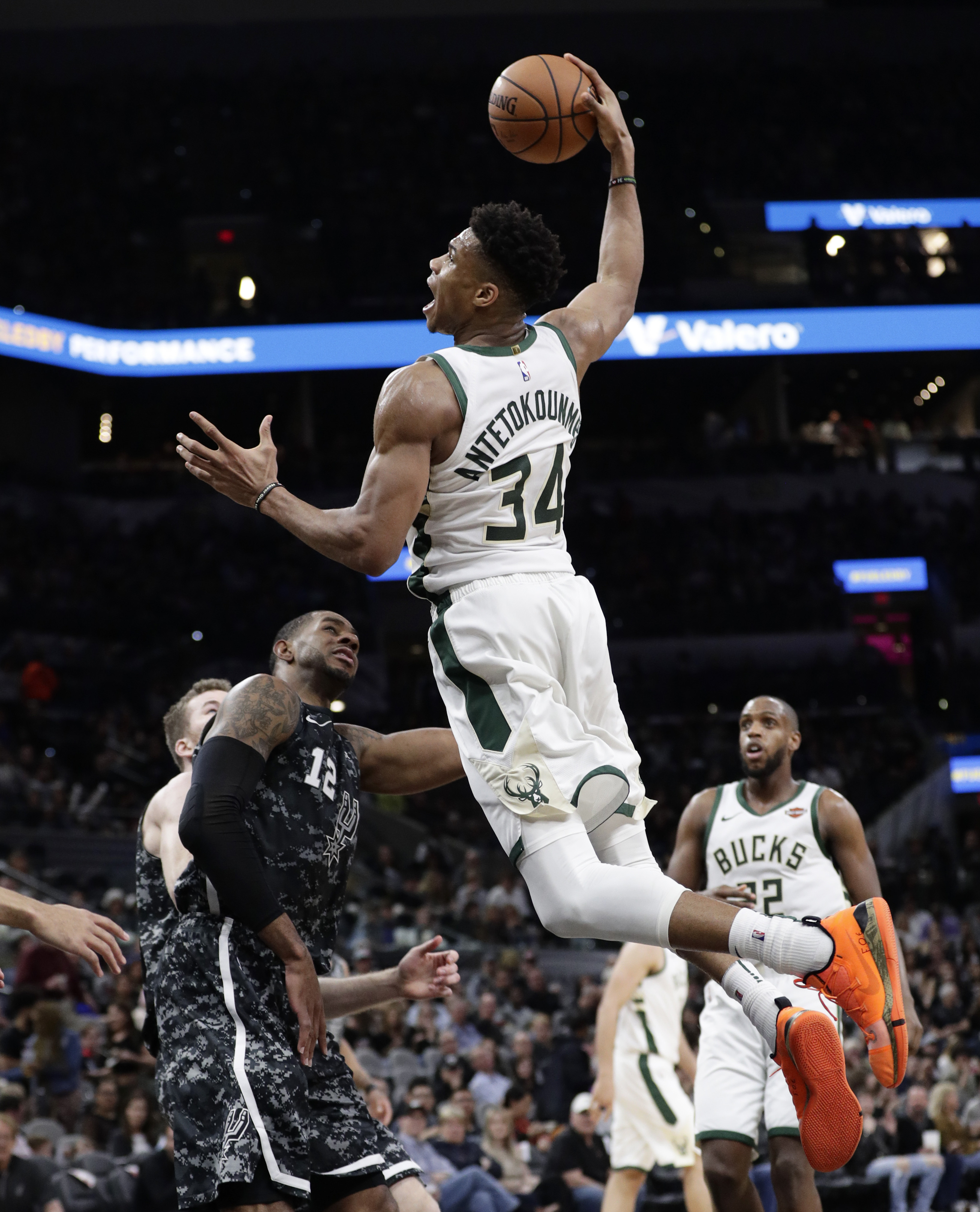 包含红衣军马刺不敌雄鹿，惨遭逆转的词条