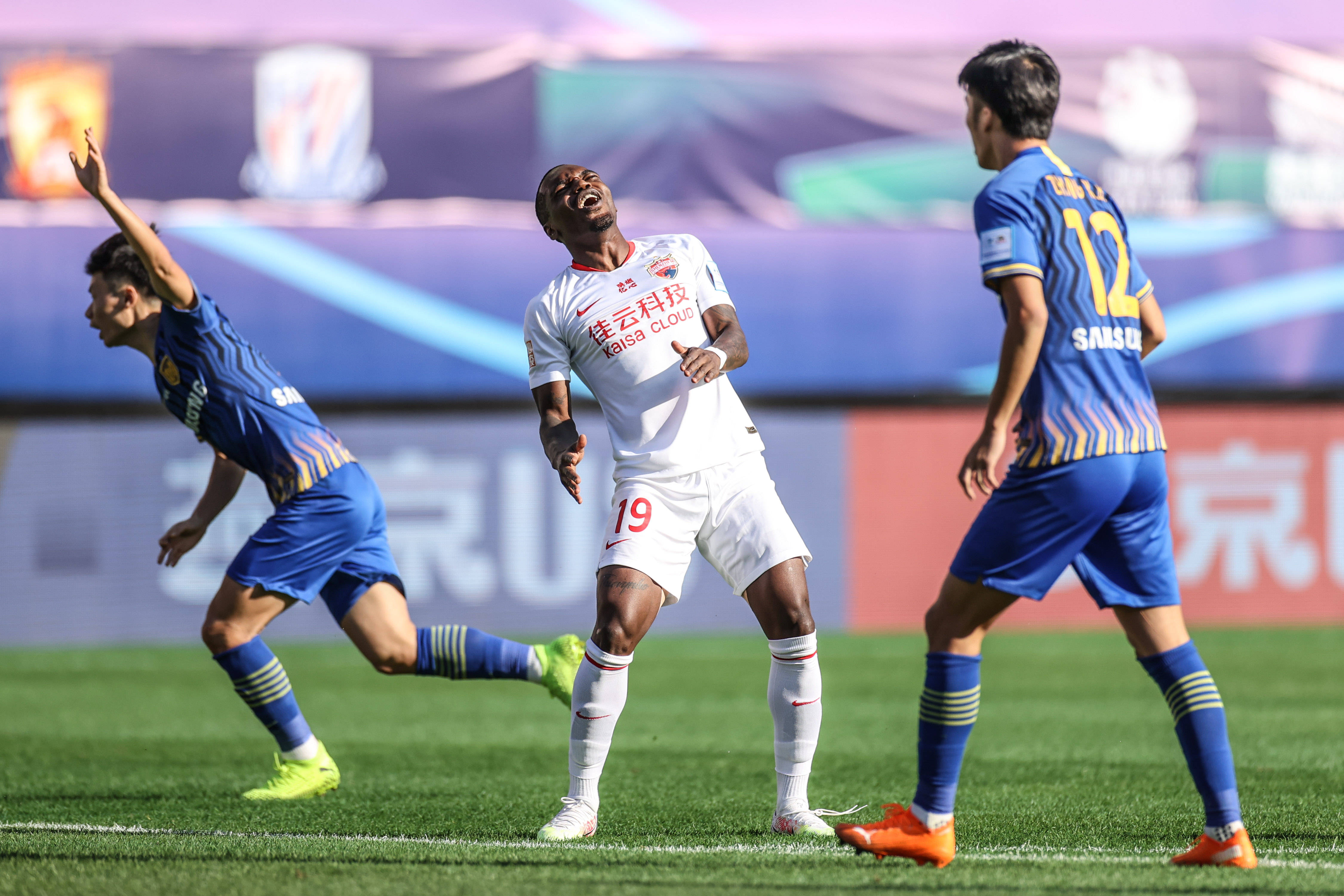 山东鲁能对阵深圳佳兆业，势均力敌激烈对决