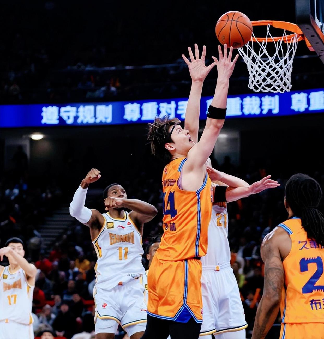 主力中场遭遇停赛，球队内线岌岌可危的简单介绍