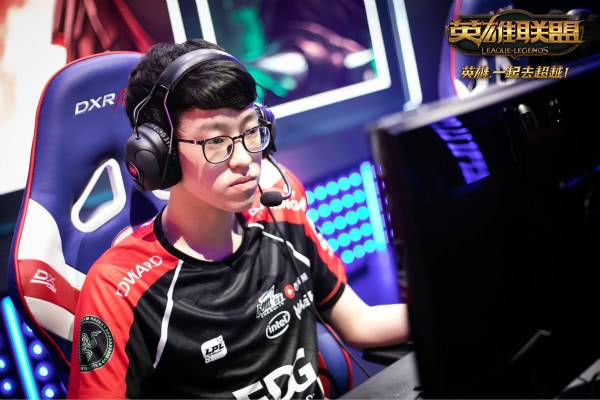 TL绝杀C9，Scout团战一打五强强对话成都决赛之夜，成为赛场最大亮点