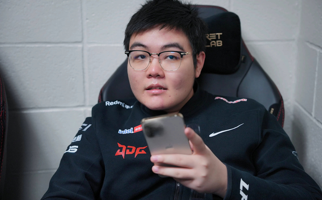 包含HKA险胜JDG，Kanavi操刀奇招英雄翻盘鏖战多局四强赛，锁定晋级资格的词条