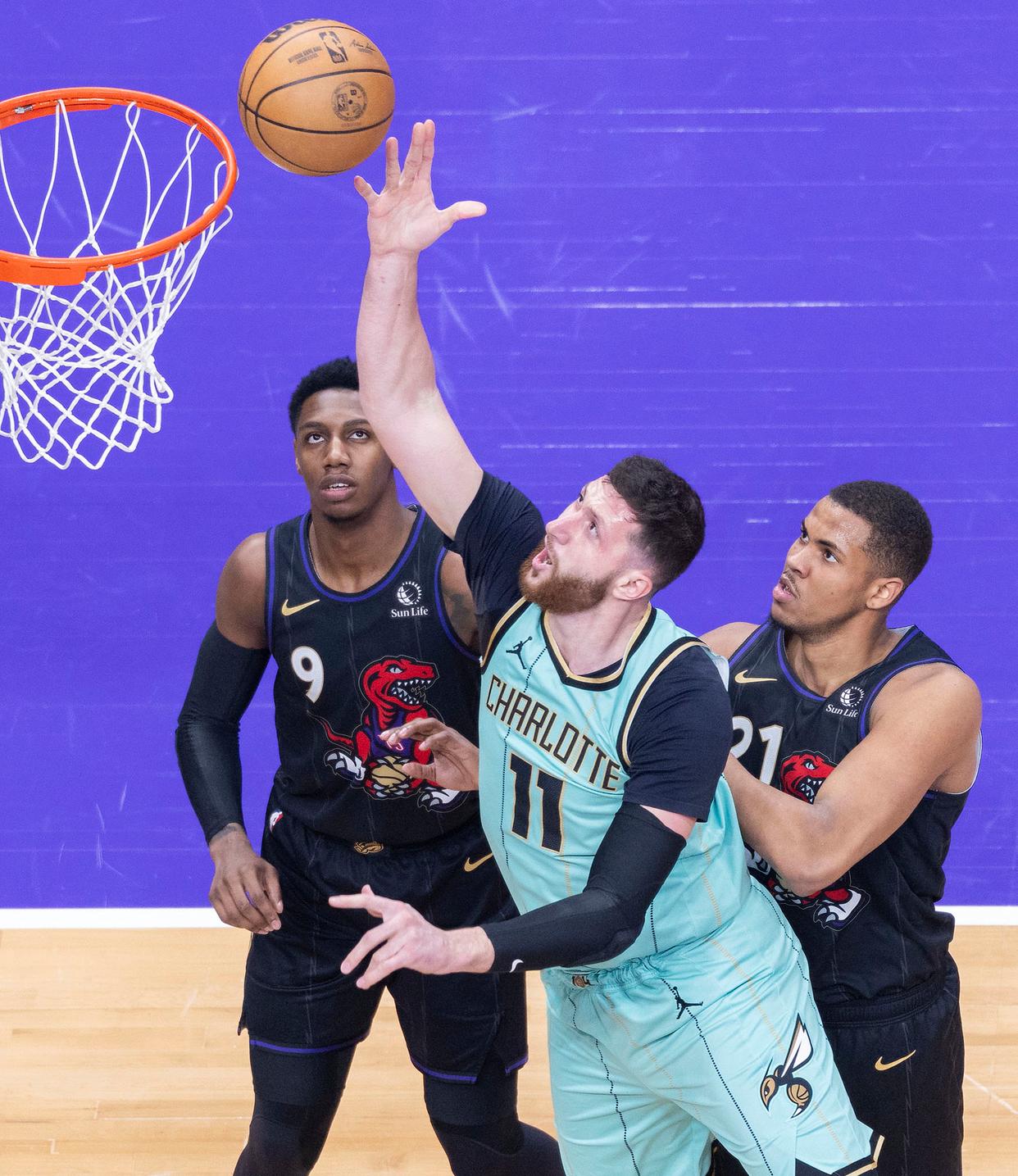 猛龙队在主场力克篮网队