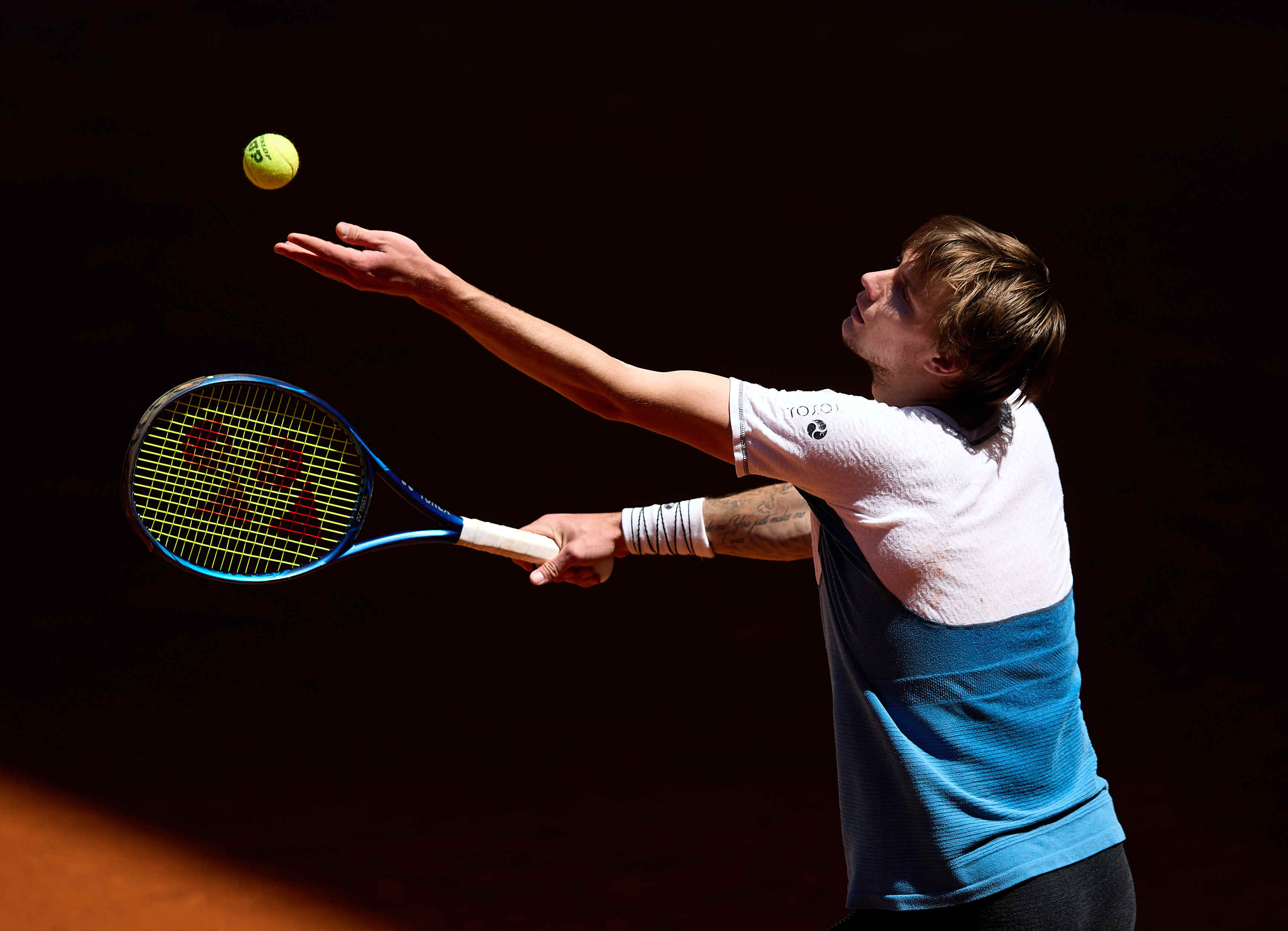 开云平台-C9轻取V5，Kanavi团战一打五峡谷大战八强赛，锁定晋级资格的简单介绍