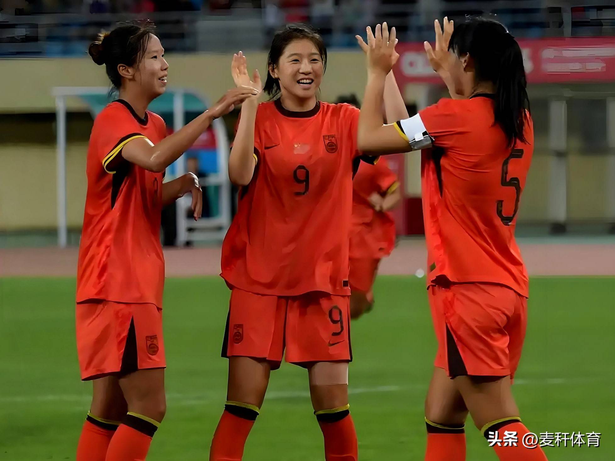 孟加拉国女足队在比赛中勇夺胜利