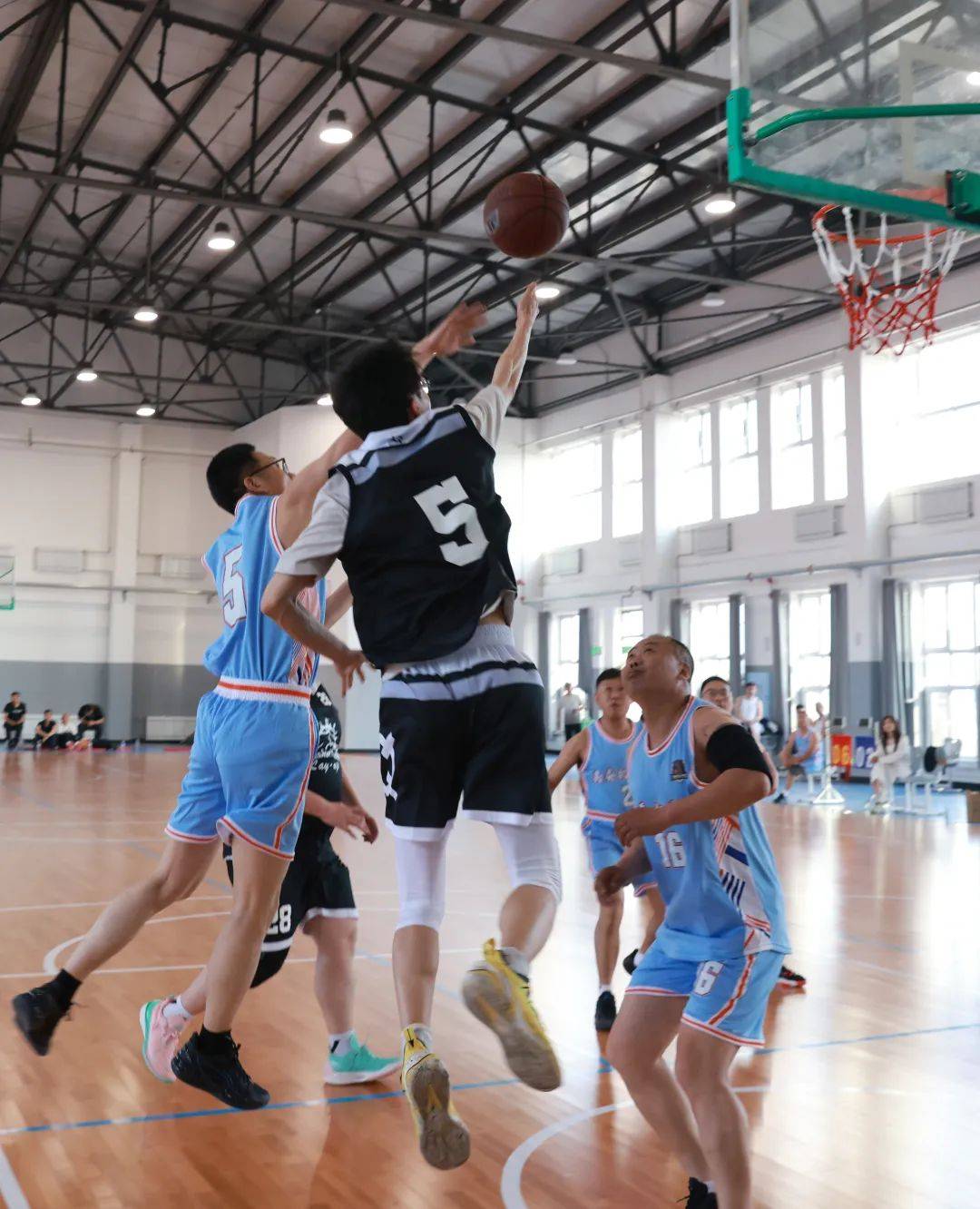 开云体育app-毫无退让：体育赛事中的热血激情