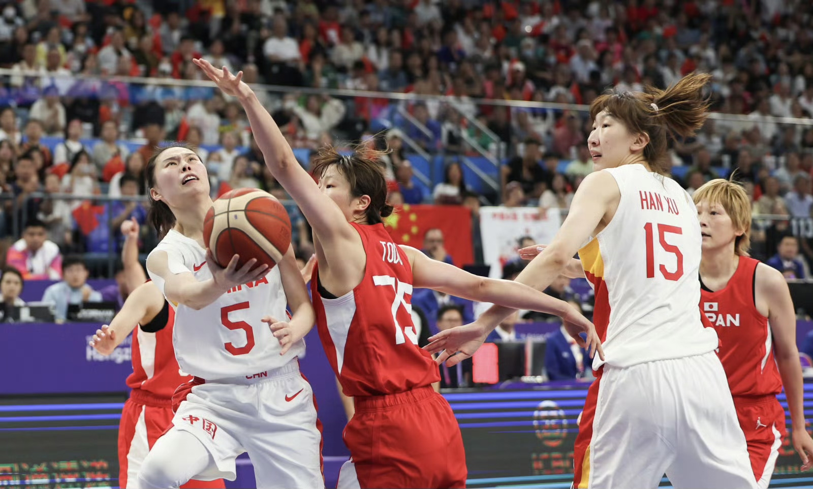 体育赛场上的精彩对决引人注目