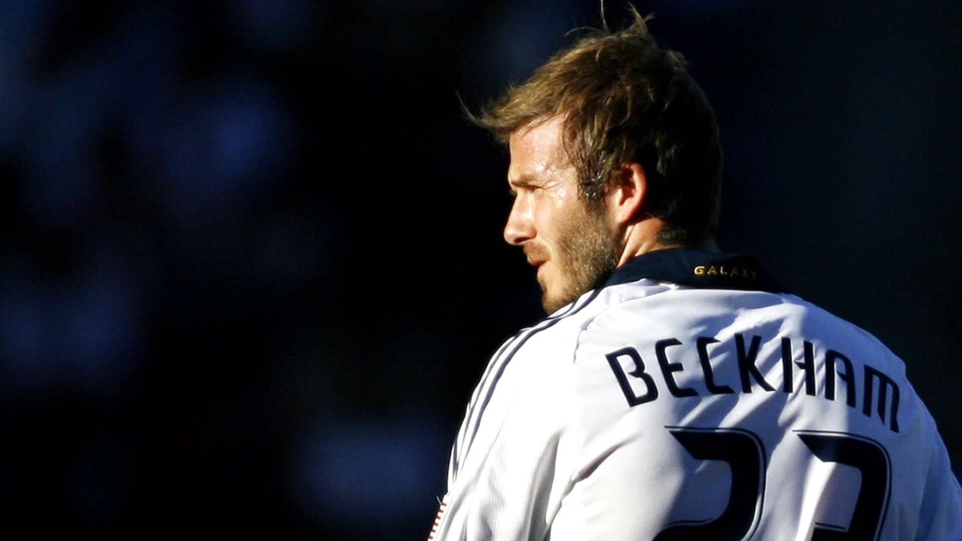 开云体育在线-绿茵棋局，巴斯托尼如何在一夜之间重新定义后卫艺术