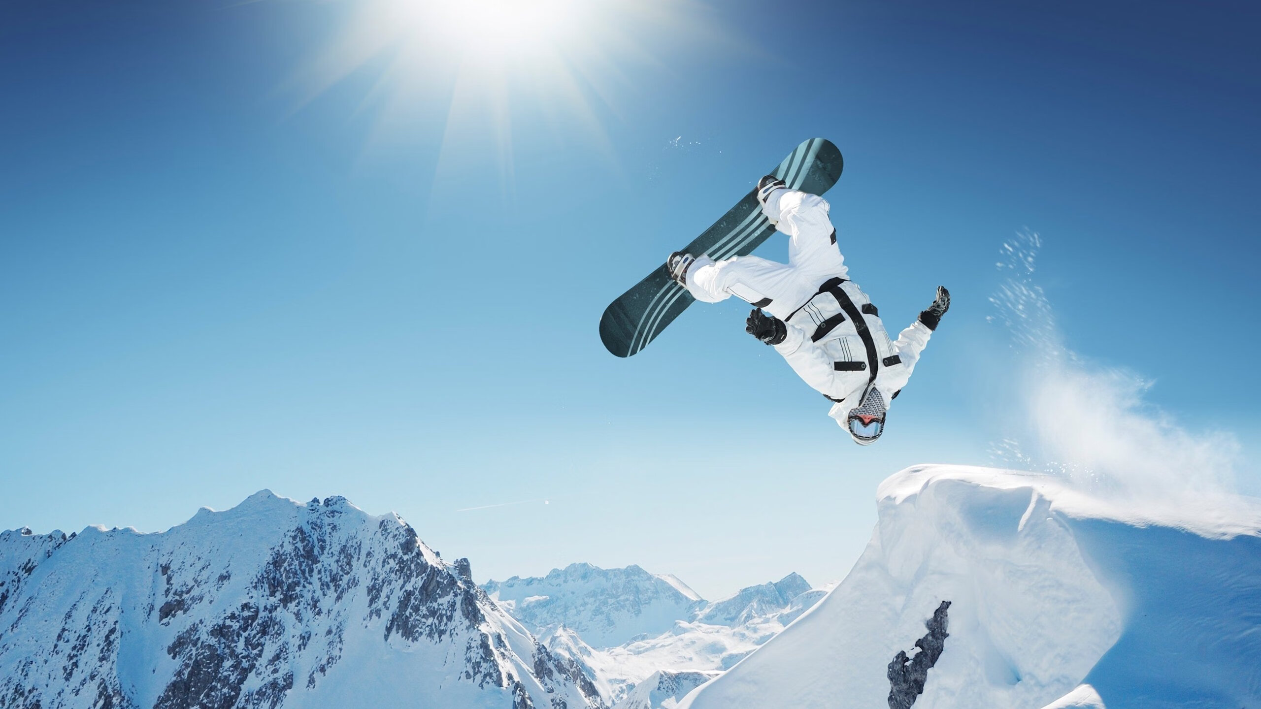 开云体育平台APP-梅赛德斯横扫阿斯顿马丁!皮亚斯特里关键制胜,幕后英雄如何改写战局?